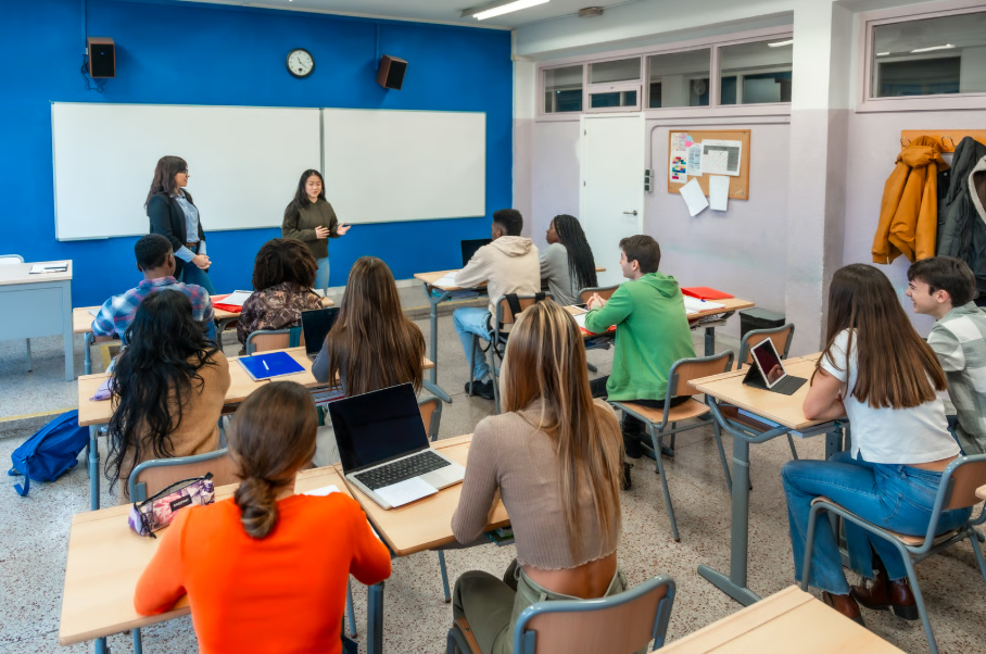 Estudiante preparando un examen oficial para obtener su título de inglés