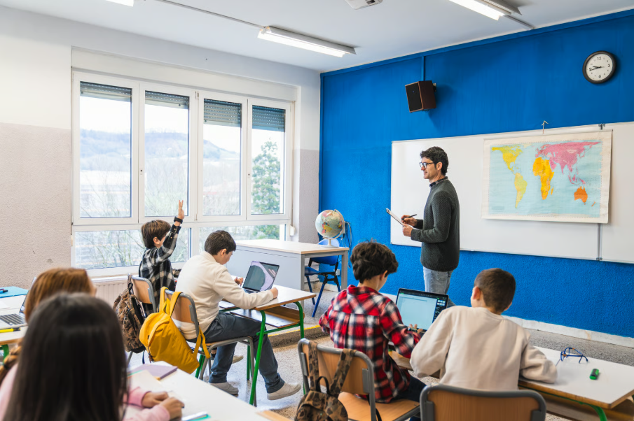 Profesor impartiendo una clase online para ayudar a conseguir un título de inglés oficial