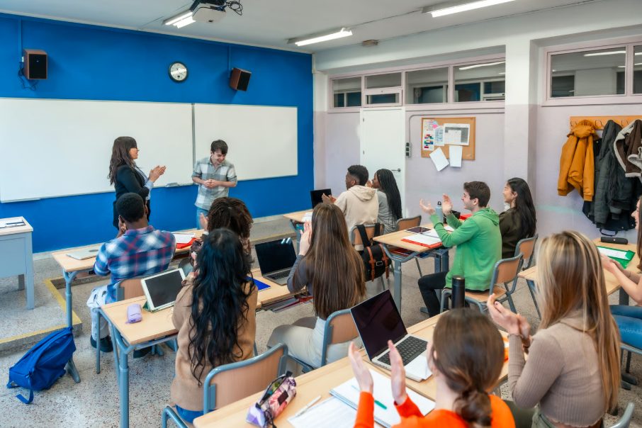 Alumno mostrando un certificado oficial de título de inglés tras aprobar el examen