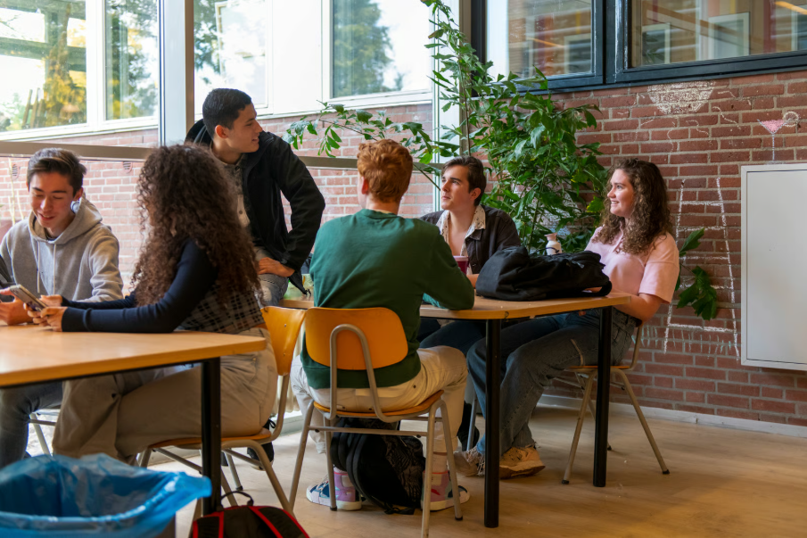 Alumno realizando ejercicios de inglés para aprobar el examen de B1 oficial