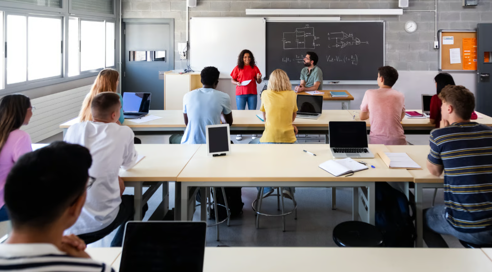 Alumno estudiando en un curso intensivo de inglés para preparar un examen oficial
