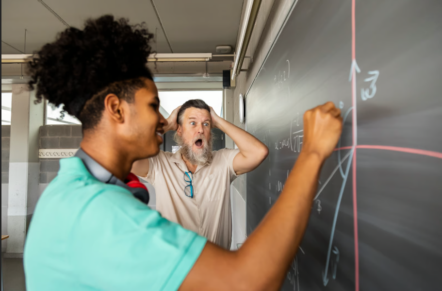 Profesor impartiendo clases en un intensivo de inglés para mejorar speaking y gramática
