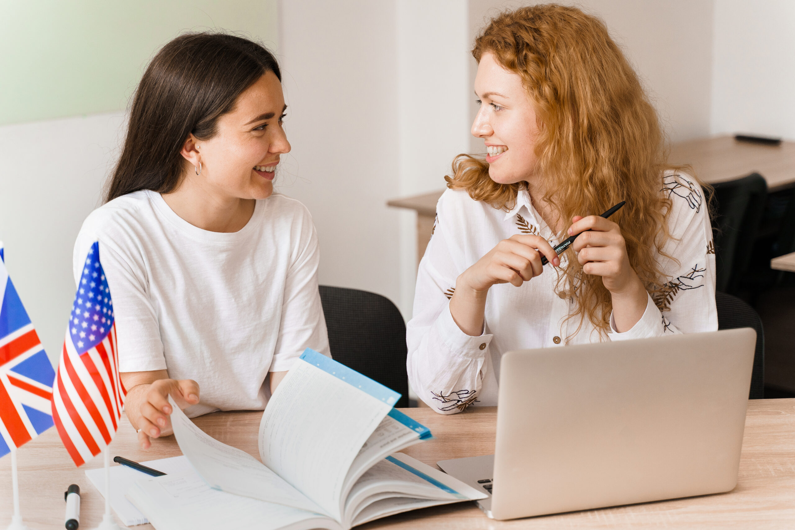 Curso de B2 inglés online con enfoque práctico, clases guiadas y recursos digitales para consolidar el nivel desde casa.