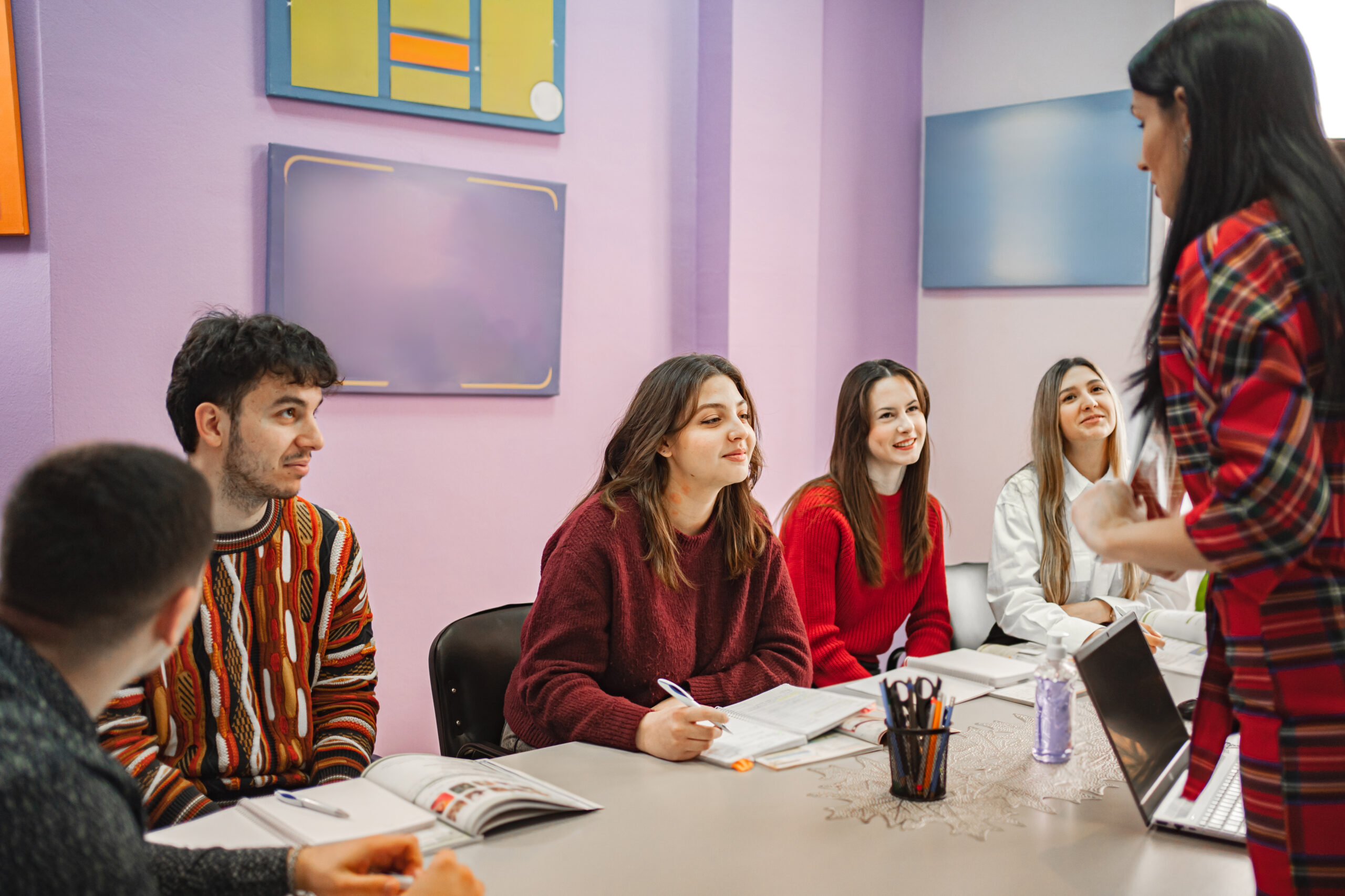 Curso de inglés online adaptado a todos los niveles con clases dinámicas, flexibilidad horaria y seguimiento personalizado desde casa