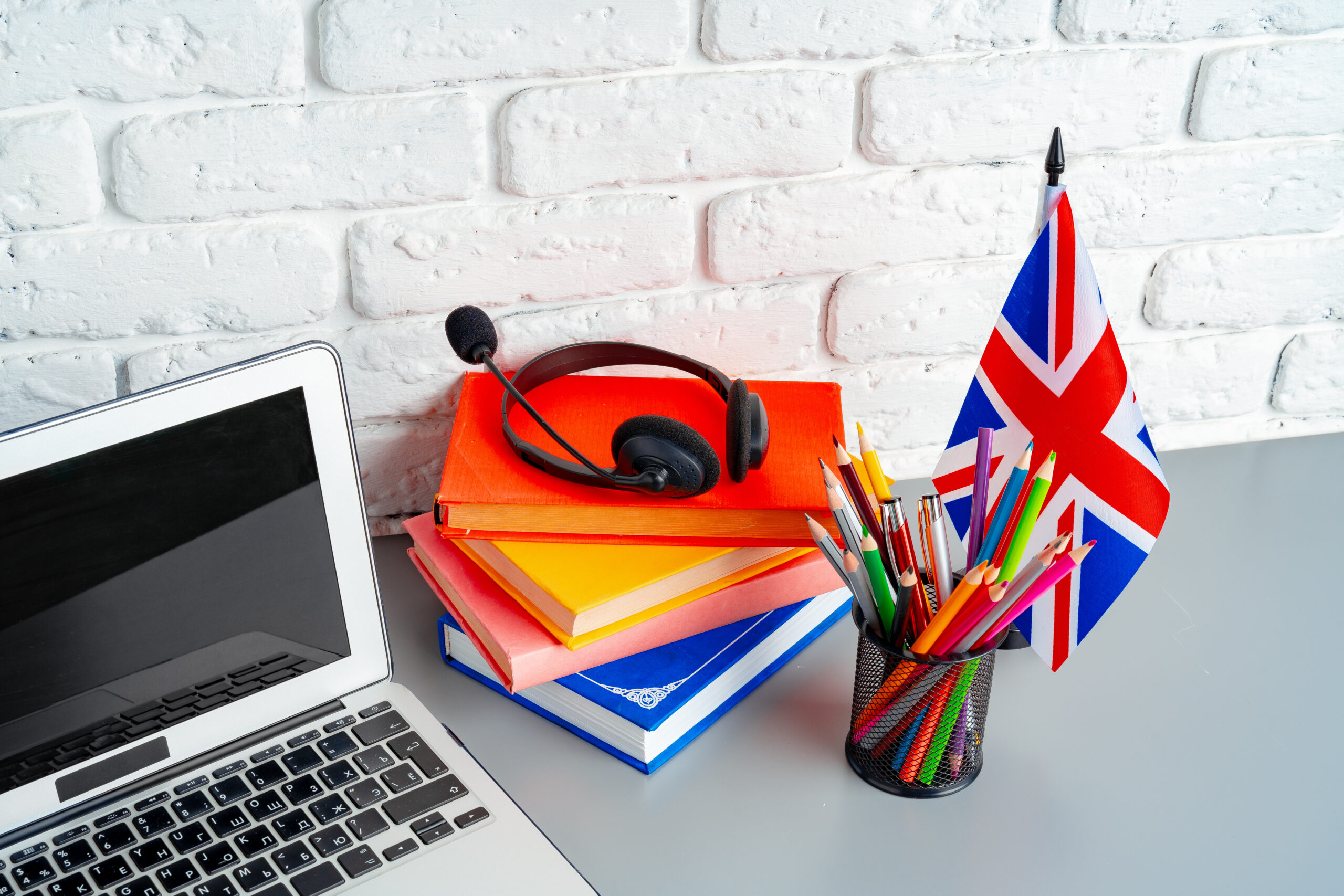 Curso de B2 inglés online con clases guiadas, práctica de speaking y preparación específica para certificar el nivel desde casa.