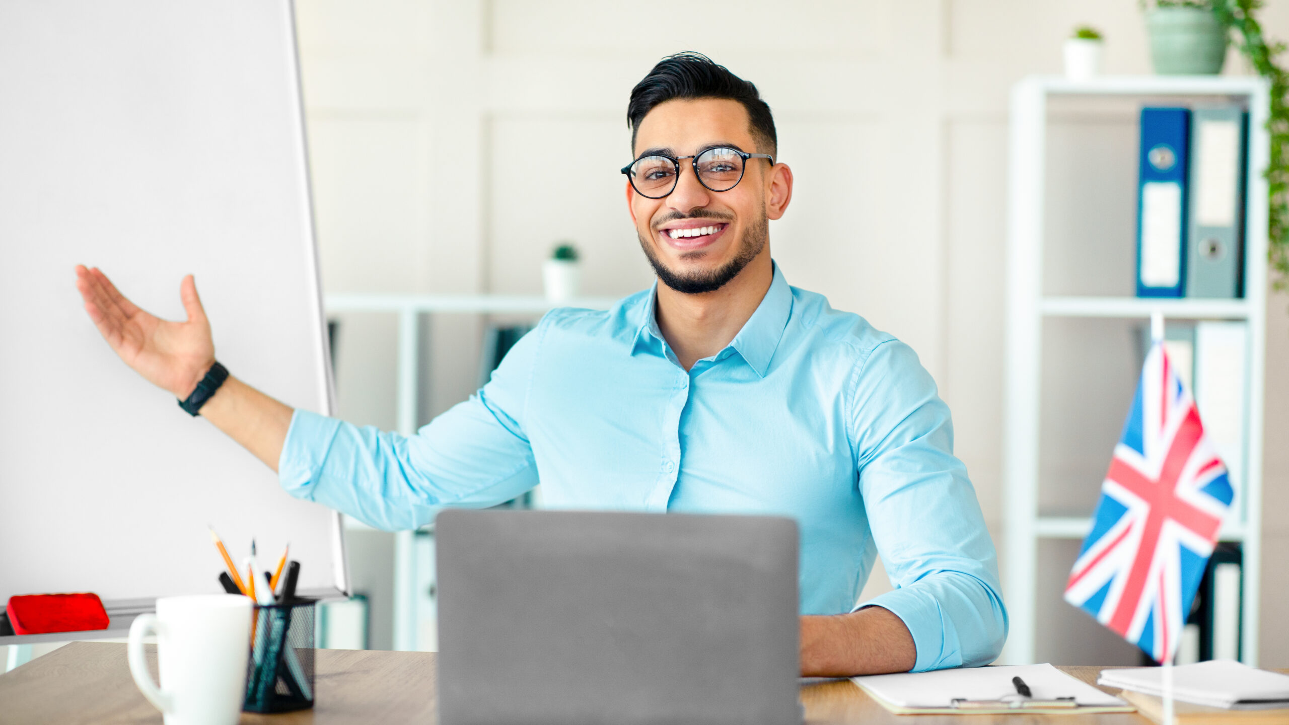 B2 inglés online con clases en directo, materiales interactivos y acompañamiento docente para mejorar la fluidez y la precisión.